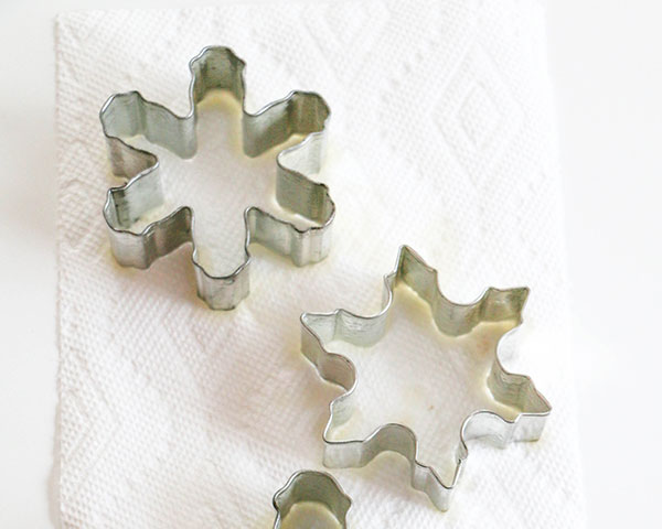 How to make candy snowflakes | by Erin Gardner for TheCakeBlog.com