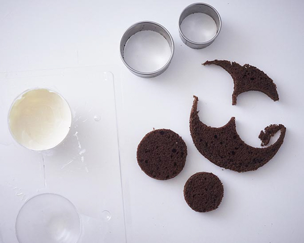 Christmas Ornament Cakes - how to make sparkly, mini ornament cakes for Christmas dessert | by Cakegirls for TheCakeBlog.com