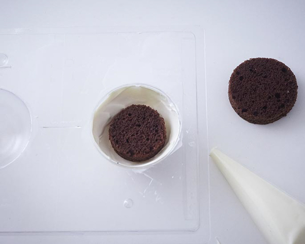 Christmas Ornament Cakes - how to make sparkly, mini ornament cakes for Christmas dessert | by Cakegirls for TheCakeBlog.com