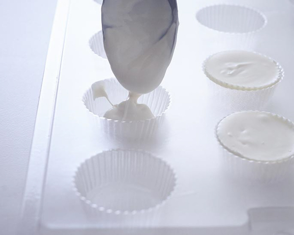 Christmas Ornament Cakes - how to make sparkly, mini ornament cakes for Christmas dessert | by Cakegirls for TheCakeBlog.com