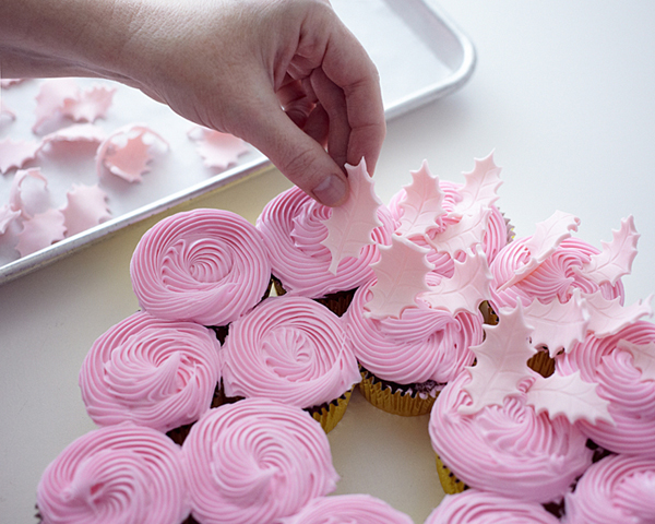 Christmas Cupcake Wreath | by Cakegirls for TheCakeBlog.com
