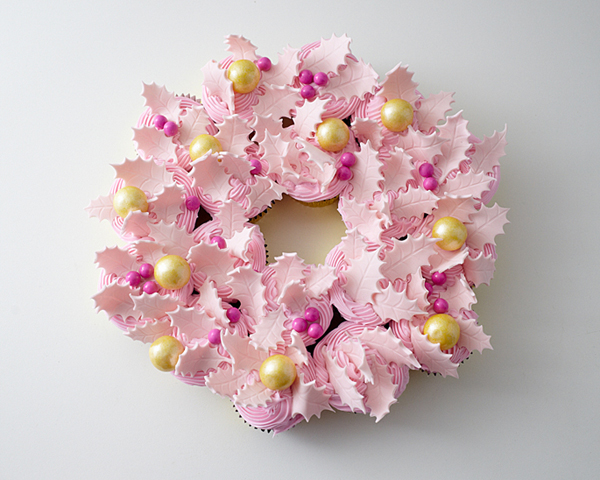 Christmas Cupcake Wreath | by Cakegirls for TheCakeBlog.com