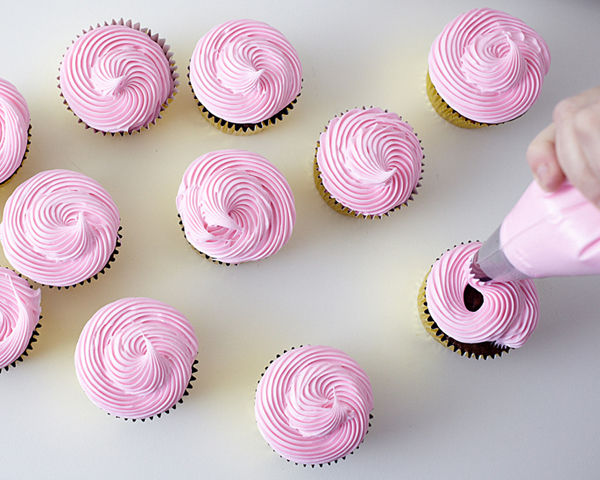 Christmas Cupcake Wreath | by Cakegirls for TheCakeBlog.com