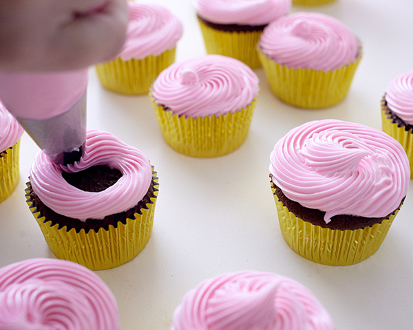 Wow guests with this stress-free dessert | DIY Cupcake Wreath | by Cakegirls for TheCakeBlog.com