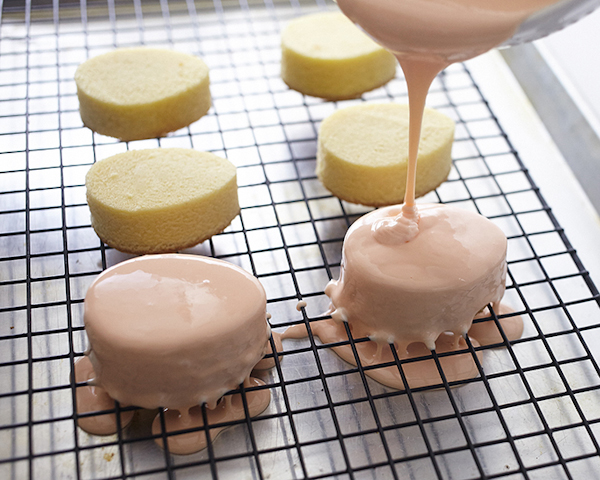 Mini Easter Egg Cakes | by Cakegirls for TheCakeBlog.com