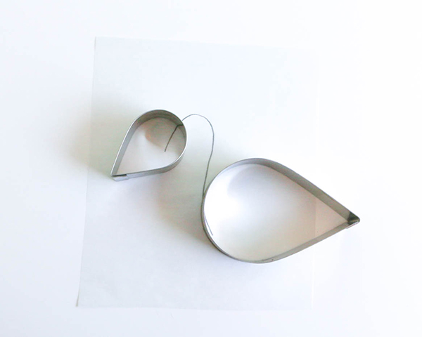 Flamingo Cake - how to make a pink flamingo cake topper using chocolate candy melts and brushstroke feathers | by Erin Gardner for TheCakeBlog.com