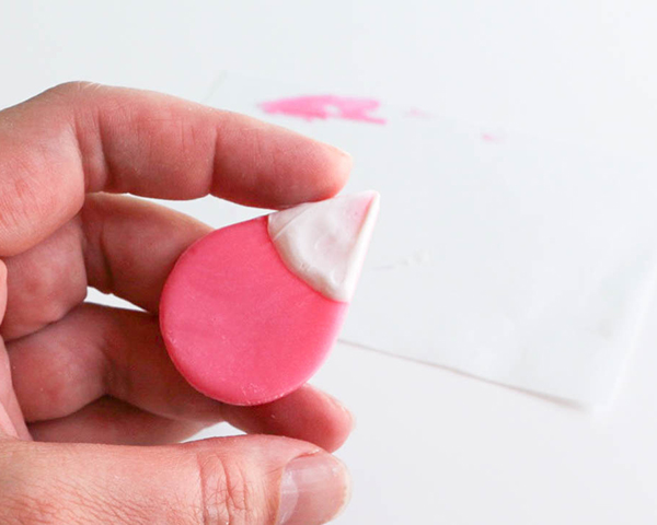 Flamingo Cake - how to make a pink flamingo cake topper using chocolate candy melts and brushstroke feathers | by Erin Gardner for TheCakeBlog.com