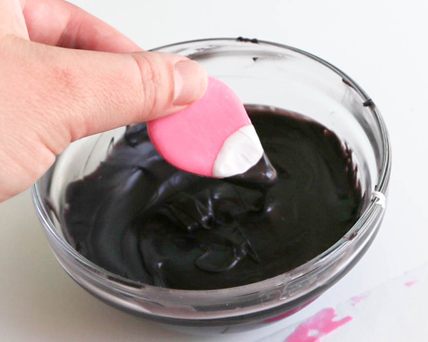 Flamingo Cake - how to make a pink flamingo cake topper using chocolate candy melts and brushstroke feathers | by Erin Gardner for TheCakeBlog.com