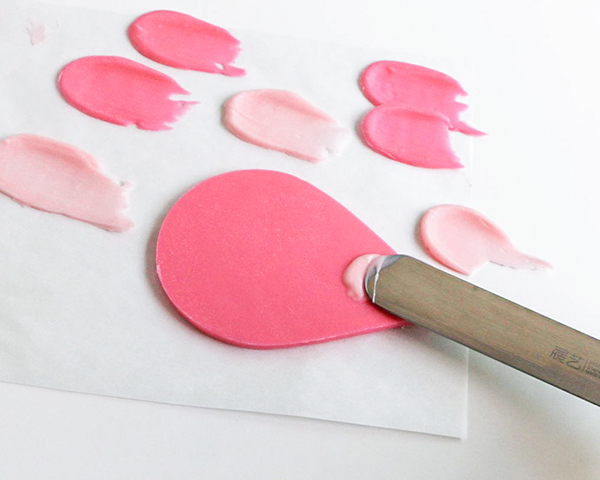 Flamingo Cake - how to make a pink flamingo cake topper using chocolate candy melts and brushstroke feathers | by Erin Gardner for TheCakeBlog.com