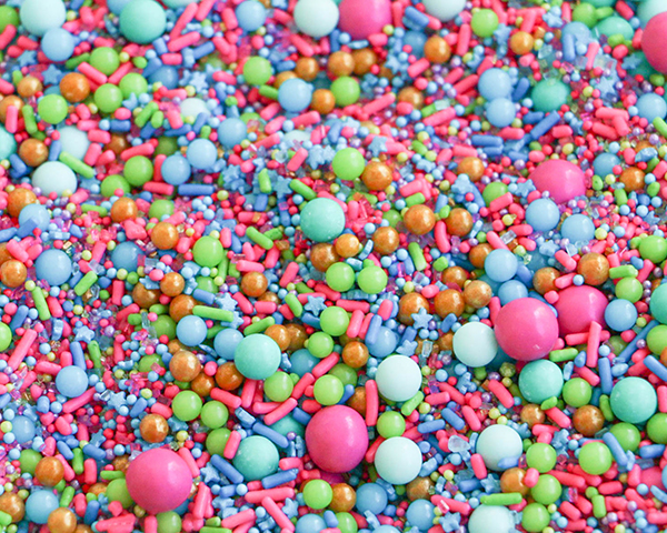 Flamingo Cake - how to make a pink flamingo cake topper using chocolate candy melts and brushstroke feathers | by Erin Gardner for TheCakeBlog.com