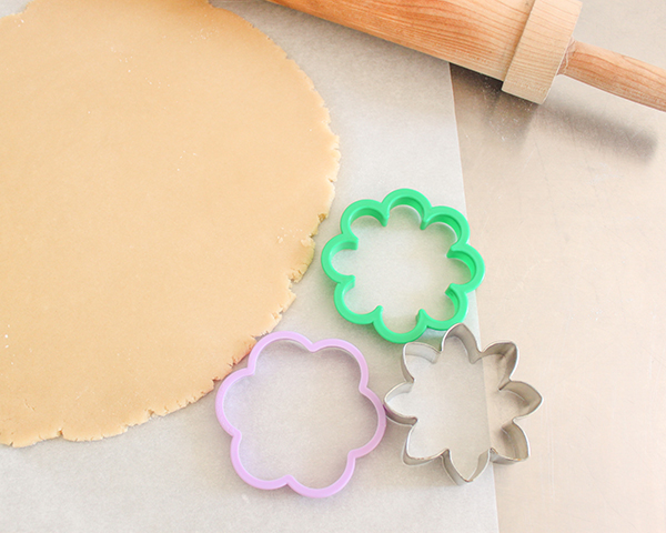 How to make Flower Cookies | by ellenJAY for TheCakeBlog.com