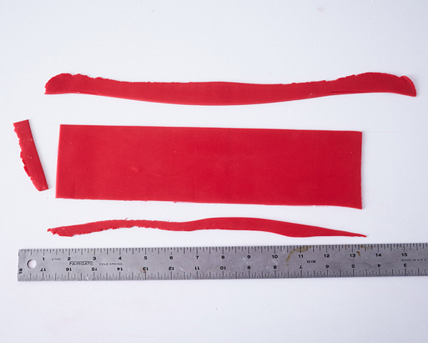 Holly Gift Box Cake! Learn how to make this festive gift box cake that looks just like a present | by Cakegirls for TheCakeBlog.com