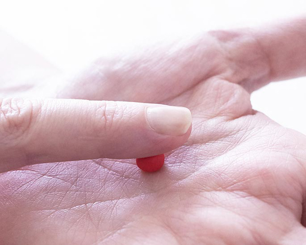 Holly Gift Box Cake! Learn how to make this festive gift box cake that looks just like a present | by Cakegirls for TheCakeBlog.com