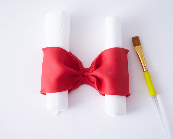 Holly Gift Box Cake! Learn how to make this festive gift box cake that looks just like a present | by Cakegirls for TheCakeBlog.com