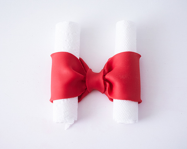 Holly Gift Box Cake! Learn how to make this festive gift box cake that looks just like a present | by Cakegirls for TheCakeBlog.com