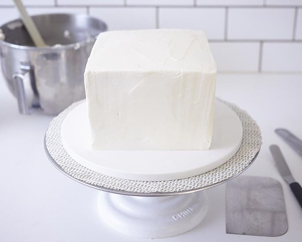 Holly Gift Box Cake! Learn how to make this festive gift box cake that looks just like a present | by Cakegirls for TheCakeBlog.com