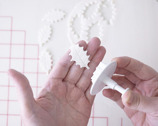 Holly Gift Box Cake! Learn how to make this festive gift box cake that looks just like a present | by Cakegirls for TheCakeBlog.com