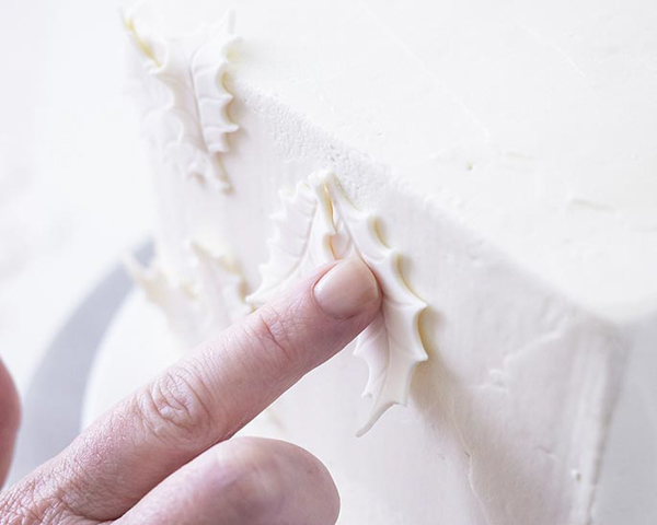 Holly Gift Box Cake! Learn how to make this festive gift box cake that looks just like a present | by Cakegirls for TheCakeBlog.com