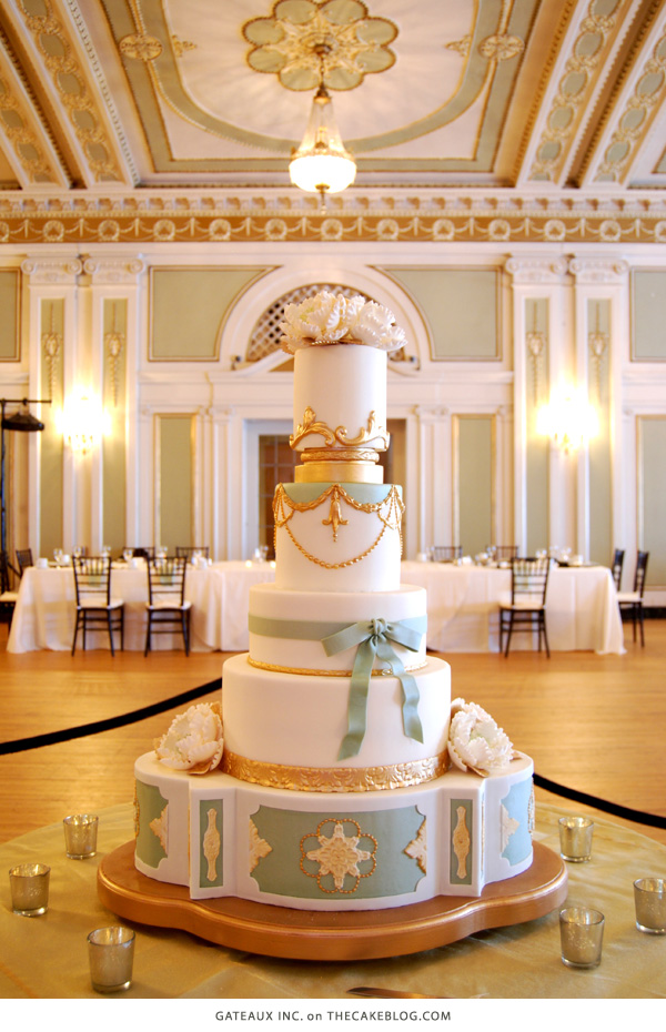 10 Gorgeously Green Cakes | including this design by Gateaux Inc. | on TheCakeBlog.com