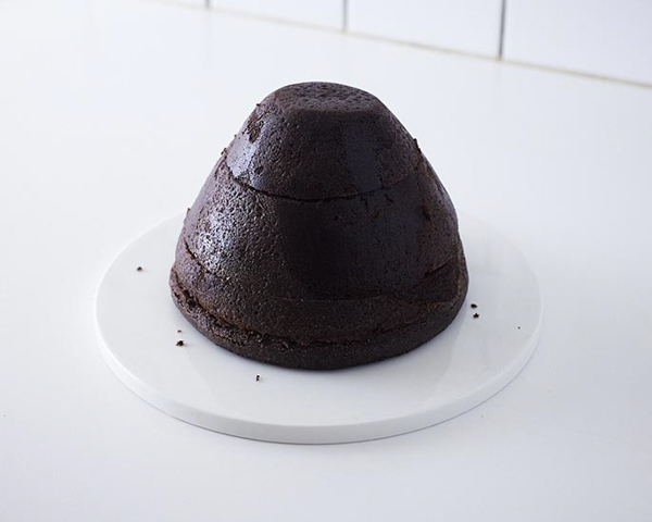 Winter Hat Cake - learn how to make this cozy cake that looks just like a knitted hat | by Cakegirls for TheCakeBlog.com