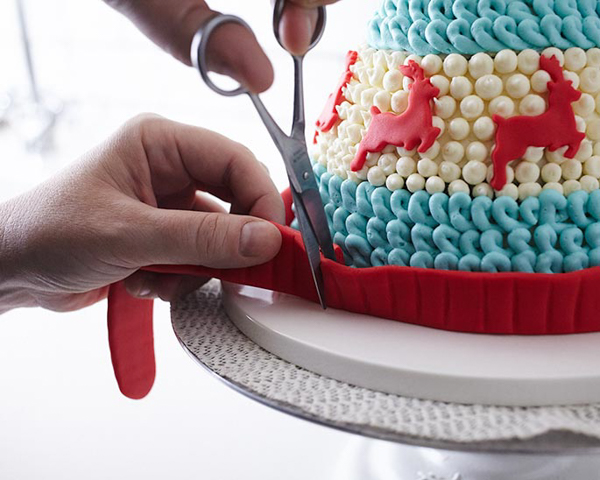 Winter Hat Cake - learn how to make this cozy cake that looks just like a knitted hat | by Cakegirls for TheCakeBlog.com