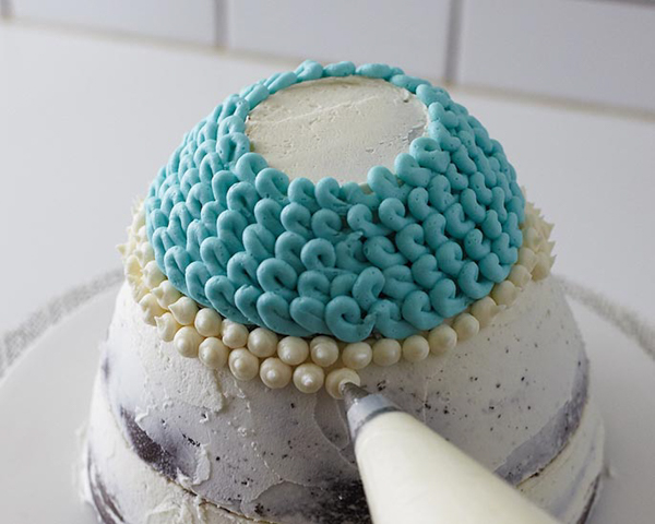 Winter Hat Cake - learn how to make this cozy cake that looks just like a knitted hat | by Cakegirls for TheCakeBlog.com