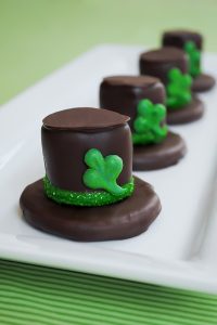 Leprechaun Hat S’mores - a festive St. Patrick’s day treat that the kids will love | Carrie Sellman for TheCakeBlog.com