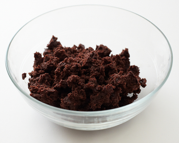 Mini Poinsettia Cakes - festive holiday desserts you can make for Christmas | Cakegirls for TheCakeBlog.com