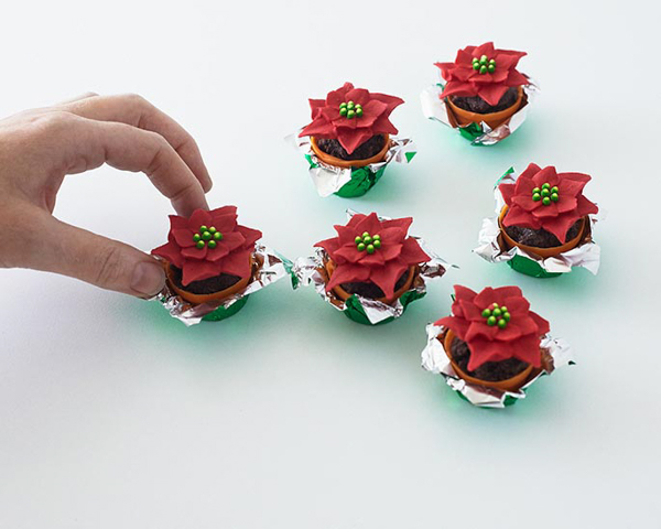 Mini Poinsettia Cakes - festive holiday desserts you can make for Christmas | Cakegirls for TheCakeBlog.com