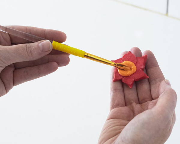 Mini Poinsettia Cakes - festive holiday desserts you can make for Christmas | Cakegirls for TheCakeBlog.com