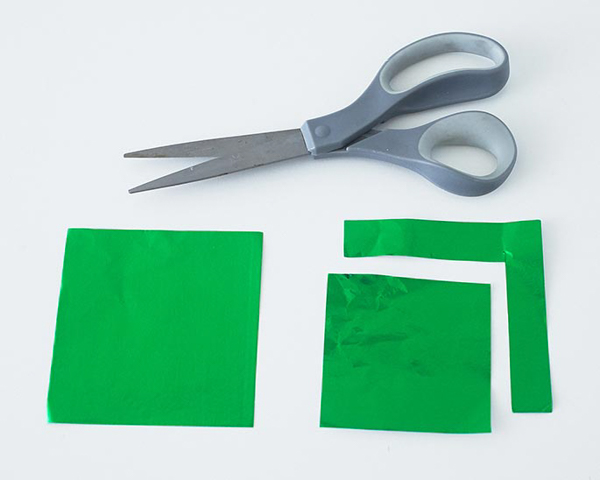 Mini Poinsettia Cakes - festive holiday desserts you can make for Christmas | Cakegirls for TheCakeBlog.com