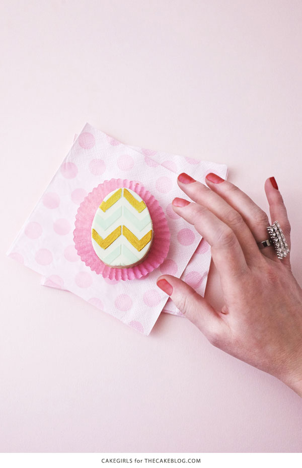 Mini Easter Egg Cakes | by Cakegirls for TheCakeBlog.com