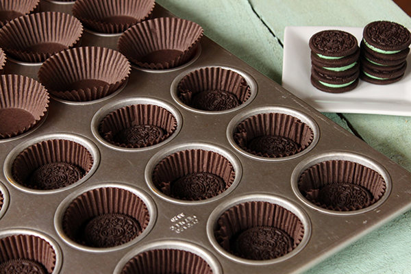 Mint Cookies 'N Cream Cupcakes with cookies in the cake and in the frosting | by Lauren Kapeluck for TheCakeBlog.com