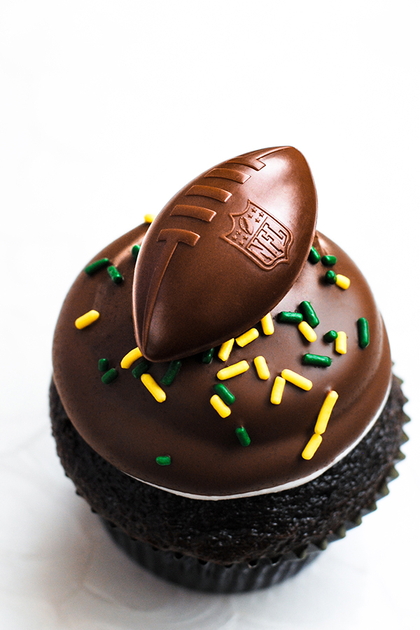 NFL Game Day Cupcakes | chocolate cupcakes with fluffy marshmallow frosting and dipped in chocolate. Perfect for football tailgating and homegating. 