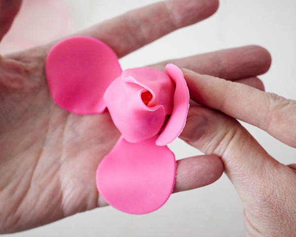 DIY Rose Cake Pops, an adorable dessert for Valentine's Day, Mother's Day and bridal showers | by Cakegirls for TheCakeBlog.com