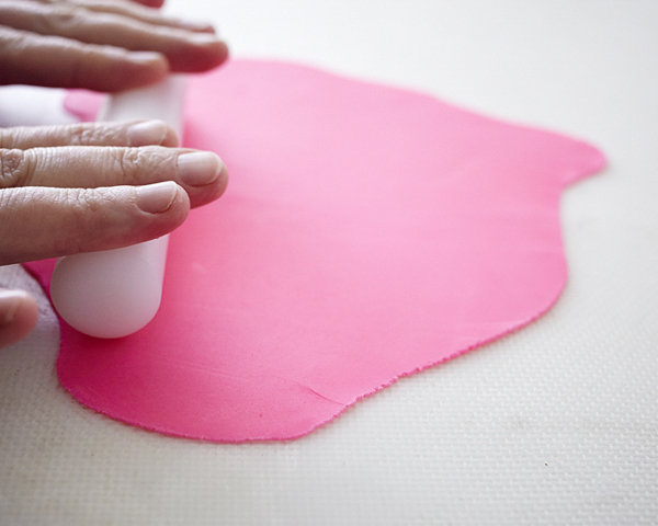DIY Rose Cake Pops, an adorable dessert for Valentine's Day, Mother's Day and bridal showers | by Cakegirls for TheCakeBlog.com