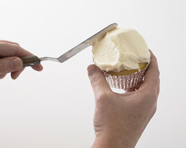 Ski Scene Cupcakes are a wintry dessert that's super easy to create at home for winter birthdays and snow themed parties. By Cakegirls for TheCakeBlog.com