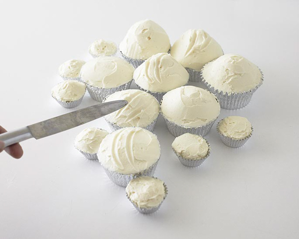 Ski Scene Cupcakes are a wintry dessert that's super easy to create at home for winter birthdays and snow themed parties. By Cakegirls for TheCakeBlog.com