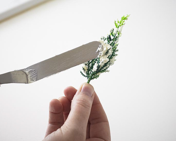 Ski Scene Cupcakes are a wintry dessert that's super easy to create at home for winter birthdays and snow themed parties. By Cakegirls for TheCakeBlog.com