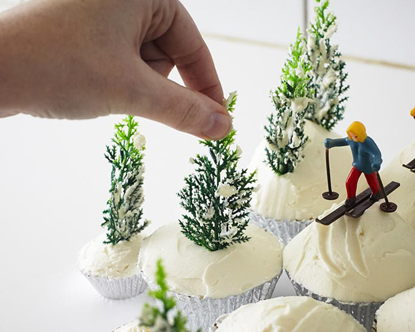 Ski Scene Cupcakes are a wintry dessert that's super easy to create at home for winter birthdays and snow themed parties. By Cakegirls for TheCakeBlog.com