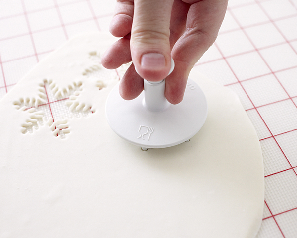 Winter Wonderland Snowflake Cake | by Cakegirls for TheCakeBlog.com