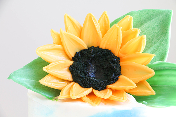 Sunflower Cake - how to make gorgeous sunflower cake decorations using melted chocolate | by Erin Gardner for TheCakeBlog.com