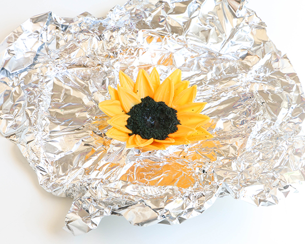 Sunflower Cake - how to make gorgeous sunflower cake decorations using melted chocolate | by Erin Gardner for TheCakeBlog.com