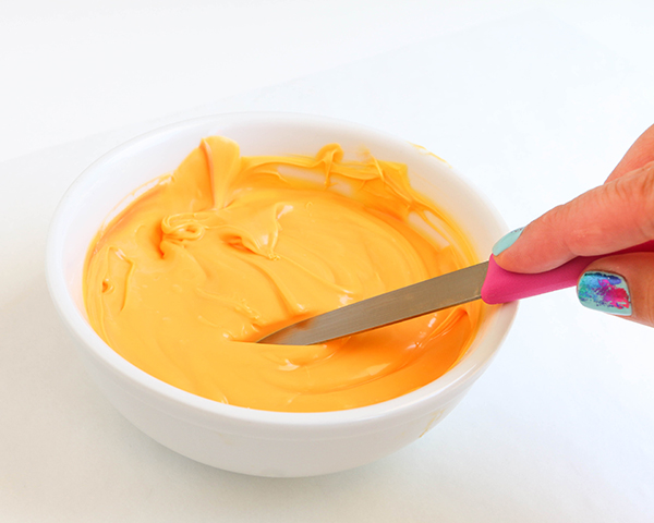 Sunflower Cake - how to make gorgeous sunflower cake decorations using melted chocolate | by Erin Gardner for TheCakeBlog.com