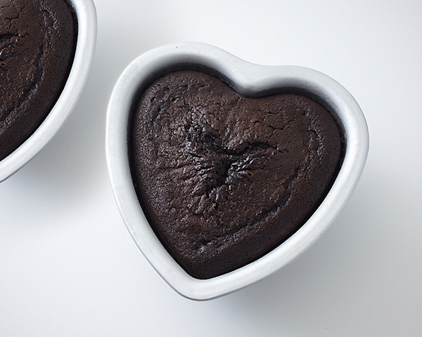 How to make a Valentine's Chocolate Candy Box Cake | by Cakegirls on TheCakeBlog.com