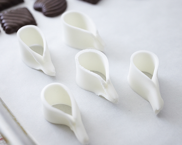 How to make a Valentine's Chocolate Candy Box Cake | by Cakegirls on TheCakeBlog.com