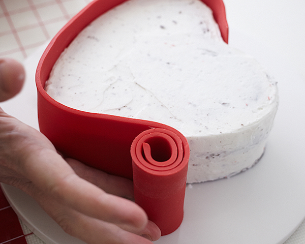 How to make a Valentine's Chocolate Candy Box Cake | by Cakegirls on TheCakeBlog.com