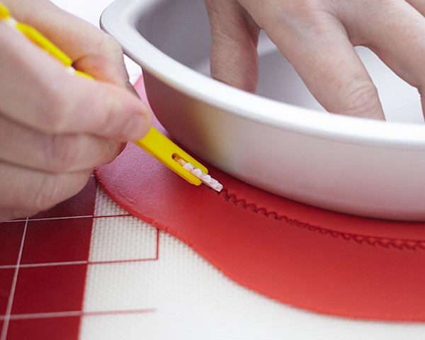 How to make a Valentine's Chocolate Candy Box Cake | by Cakegirls on TheCakeBlog.com
