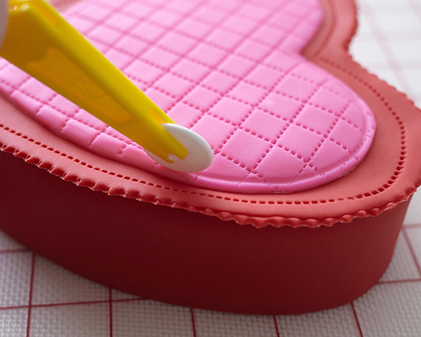 How to make a Valentine's Chocolate Candy Box Cake | by Cakegirls on TheCakeBlog.com
