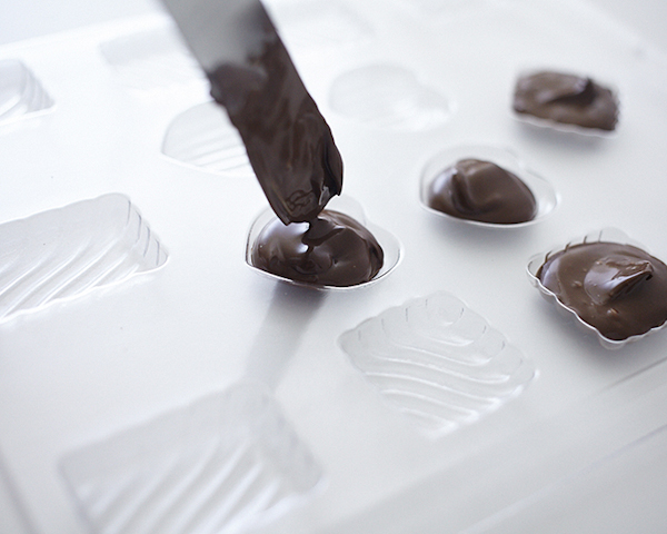 How to make a Valentine's Chocolate Candy Box Cake | by Cakegirls on TheCakeBlog.com